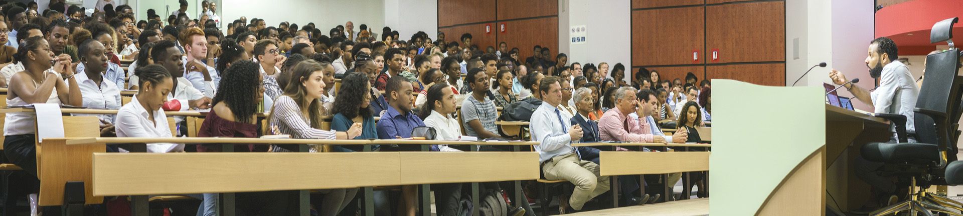 Groupe d'étudiants en train de suivre une formation