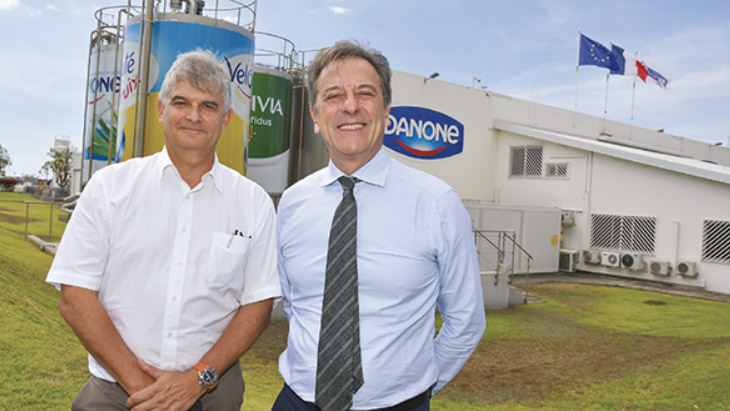 François Amiot, DG de Danone Réunion et Michel Lapeyre, DG de la zone Afrique, Maghreb et océan Indien de GBH devant l’usine 