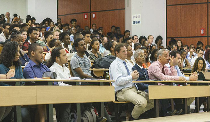 Elèves assis dans les gradins de l'université
