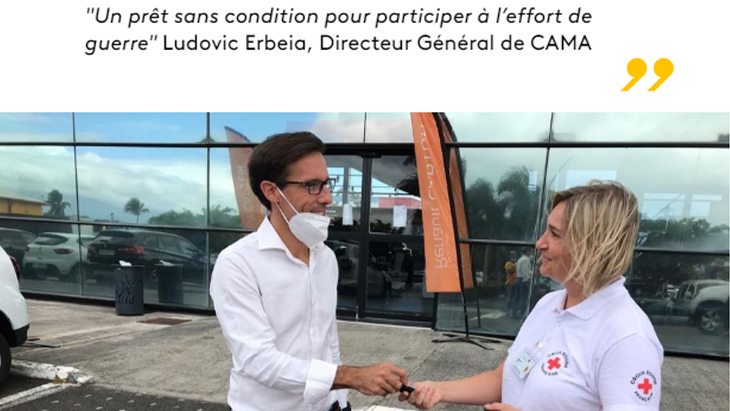 Directeur de CAMA serrant la main d'une bénévole à la croix rouge 