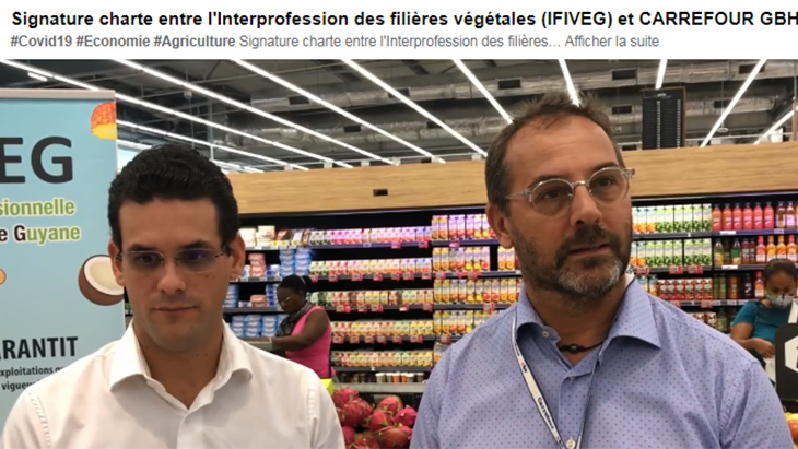 portrait de deux hommes dans un rayon de supermarché 