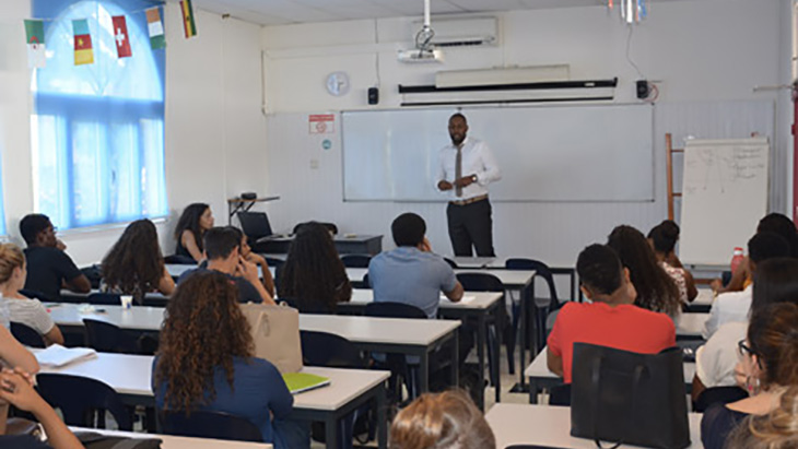 Étudiants assis dans une salle de classe avec un professeur pour le développement du partenariat de GBH avec l'EGC