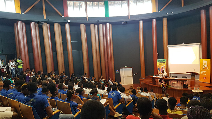 Étudiants dans les gradins de l'Université de Guyane profitent des actions de GBH pour favoriser leur insertion professionnelle