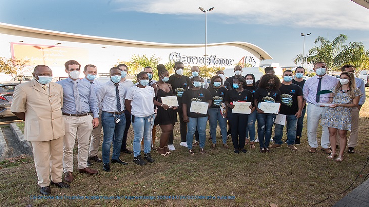 20 apprentis participant à la formation de Carrefour Matoury et Contact devant l’enseigne 