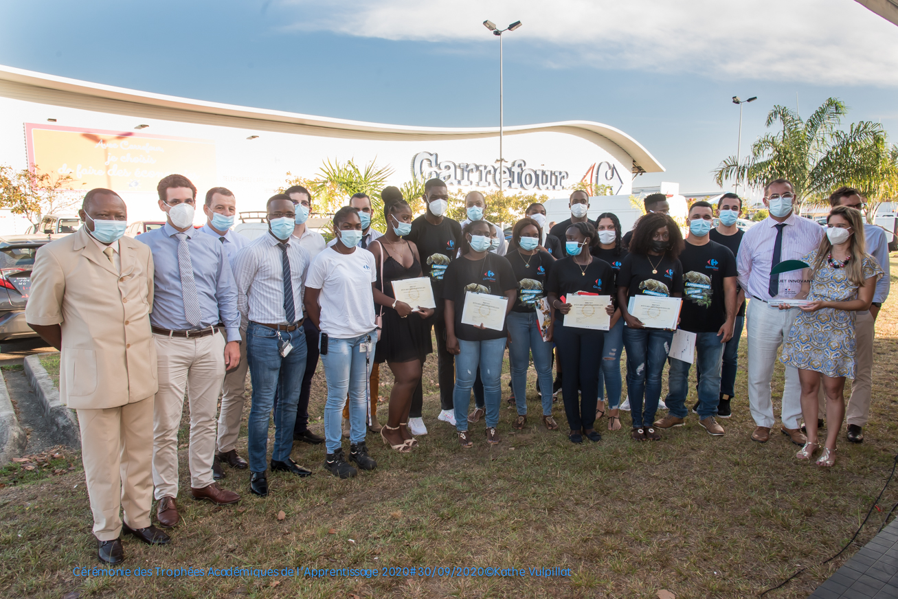 Remise de diplômes intermédiaires aux élèves du dispositif d'apprentissage en Guyane devant Carrefour Matoury