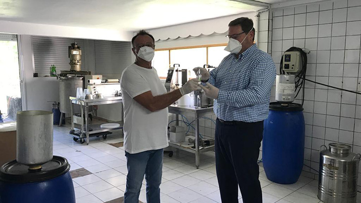 deux hommes remplissant un flacon