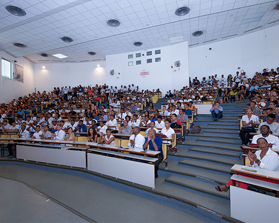 Étudiants dans les gradins de l'université des Antilles pour le forum métiers et carrières de la Fondation « Université des Antilles et GBH »