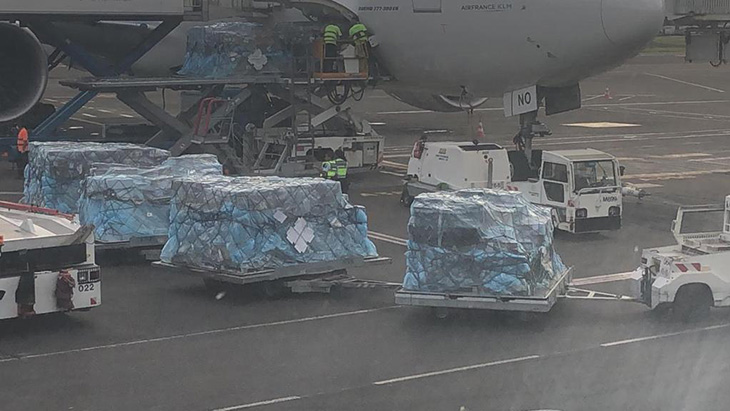 palettes de masques sur le tarmac de la Martinique 