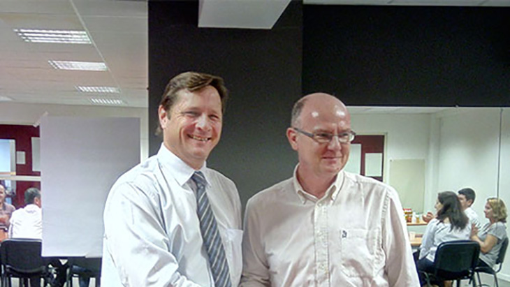 Stéphane Hayot, directeur général de GBH et Xavier Benoist, président de la Fédération des industries de Nouvelle-Calédonie se serrant la main