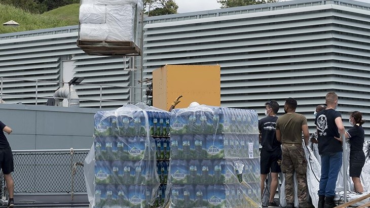 Personnes embarquant 41 tonnes de denrées alimentaires vers Haïti suite au séisme à bord Germinal