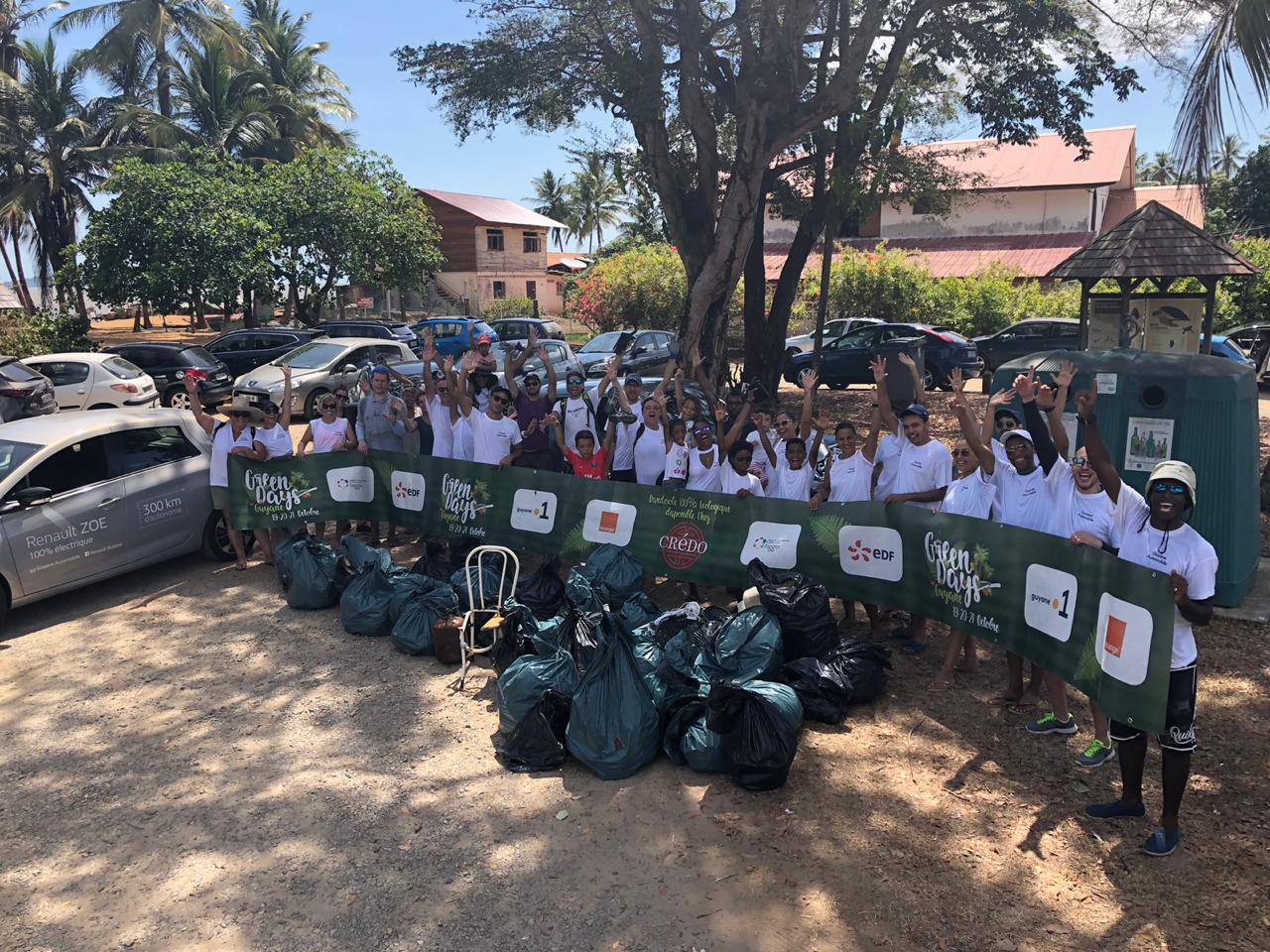 Employés de Guyane Automobile montrant les déchets récoltés lors d’un nettoyage de la plage des Salines