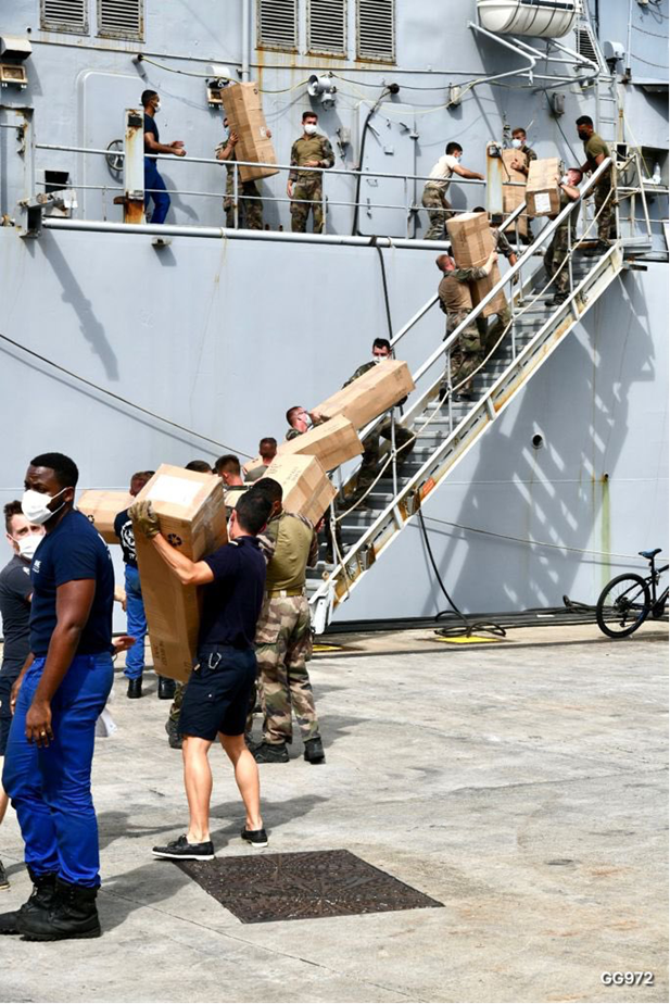 L’armée embarquant des denrées alimentaires sur Le Germinal pour venir en aide à Haïti suite au séisme.