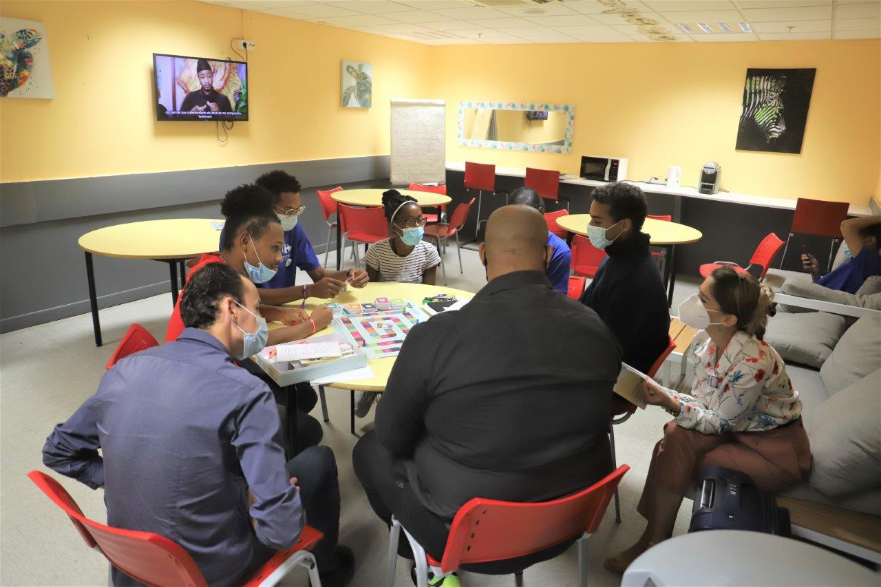 Carrefour Matoury staff playing Handipoursuite, an educational treasure hunt to learn about disabilities
