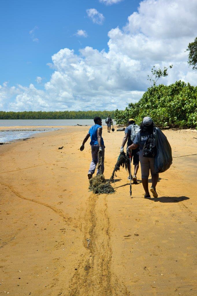 Guyane Automobile collectant des déchets sur la plage