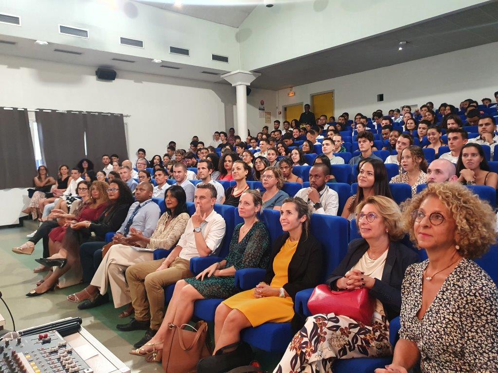 groupe d'étudiants assis dans les gradins d'une salle écoutant la présentation de GBH