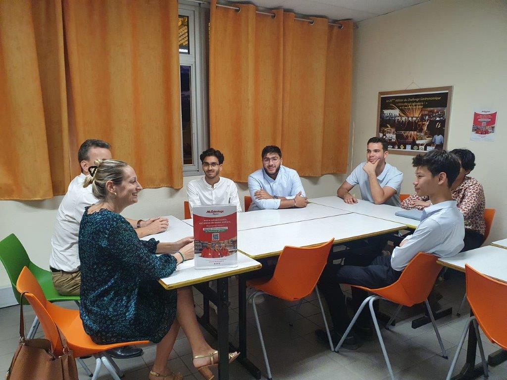Rencontre entre des responsables et des apprentis dans les locaux de Mr.Bricolage