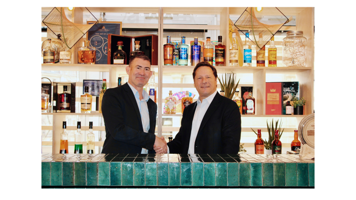 Nick GILLETT et Stéphane HAYOT se serrant la main pour l'acquisition de MANGROVE, distributeur de spiritueux