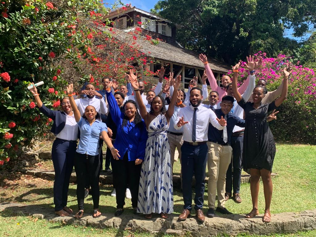 GBH et un groupe de jeunes diplômés de la licence professionnelle Commerce et Distribution