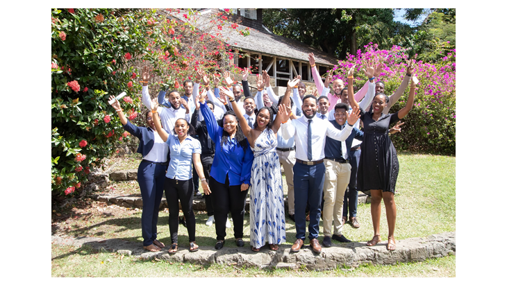 Groupe de diplômés à la cérémonie de remise des diplômes de la formation DistriSup