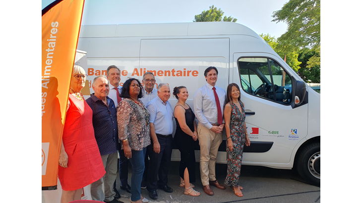 Groupe de personnes devant le camion mobile des banques alimentaires ultra-marines