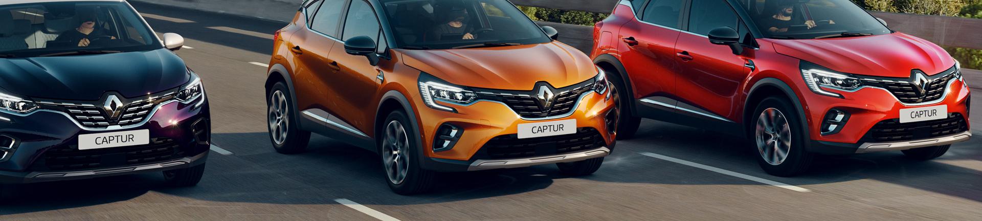 Trois voitures Renault Captur roulant sur l'autoroute 
